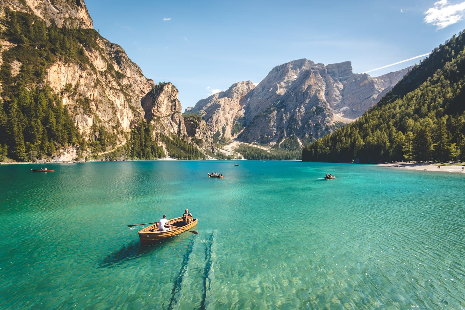 Lac turquoise au pied des montagnes